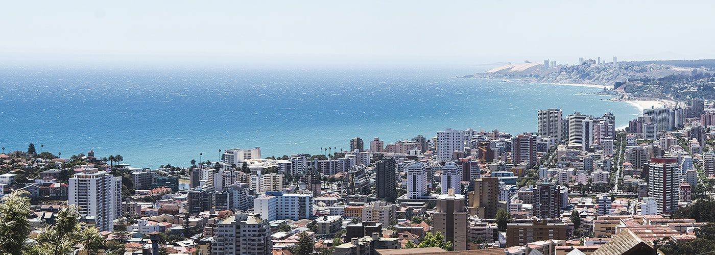Urban landscape of Viña del Mar in Chile, highlighting its potential as a VPS hosting location in the Valparaíso area